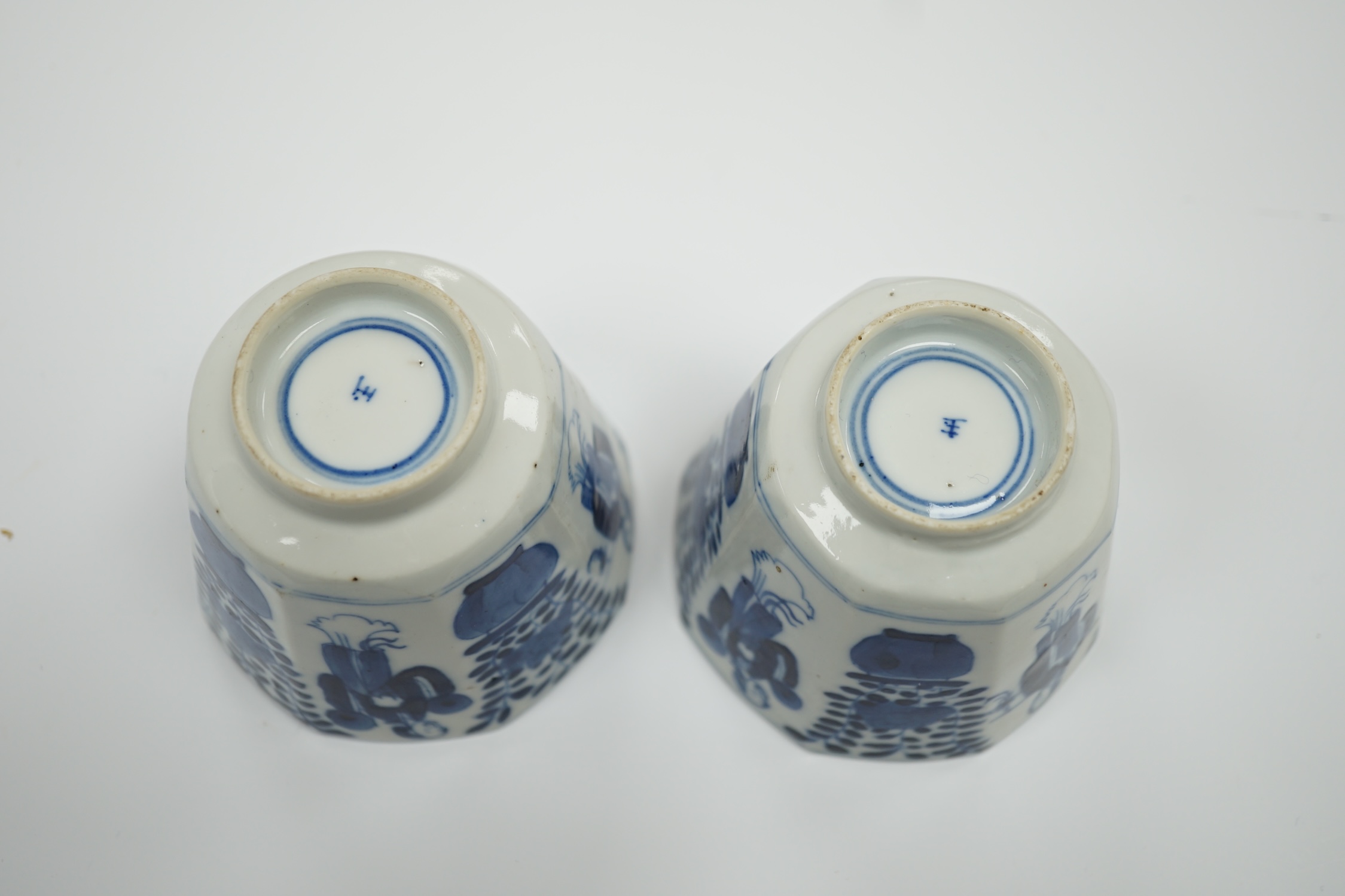 A pair of Chinese blue and white cups, 19th century, 7.5cm